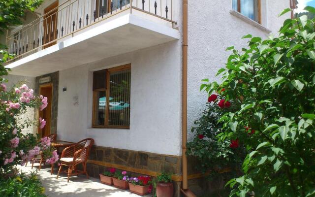 Отель Guest House Stoletnika Чепеларе вид на фасад