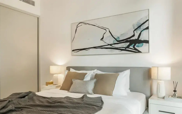 Modern 2BR w Direct Beach Access Emaar Beachfront