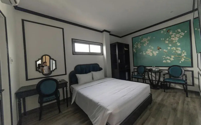 Azen Lakeside Hotel & Travel