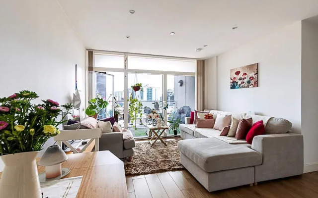 Stylish Canary Wharf Retreat For 2