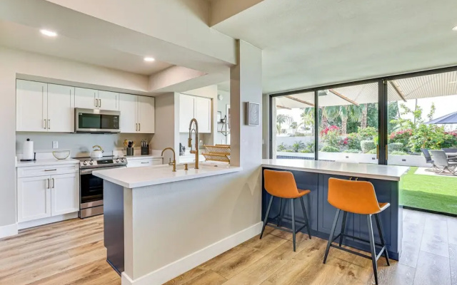 Private Pool + Putting Green: Sunny Scottsdale Gem
