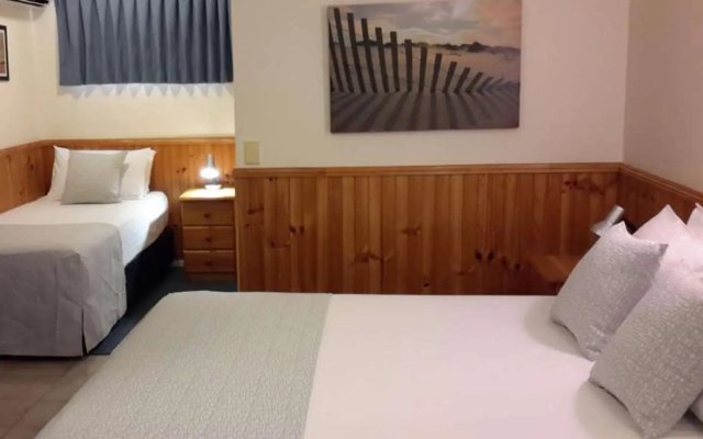 Twin Towns Motel