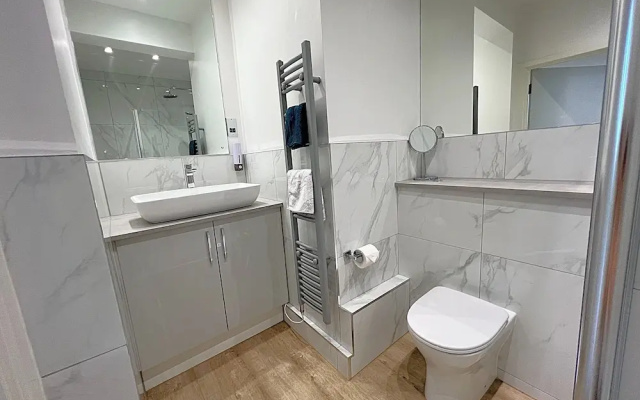 City Centre - Sleeps 4 & Free Parking