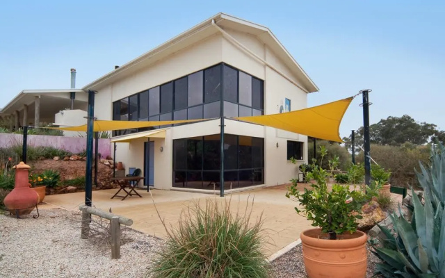 Mt Surmon Wines/Scarlattis Gallery/The Retreat