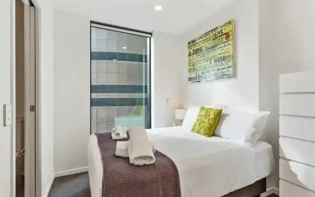 Central 2 BR apt - large balcony by Zodiak Stays