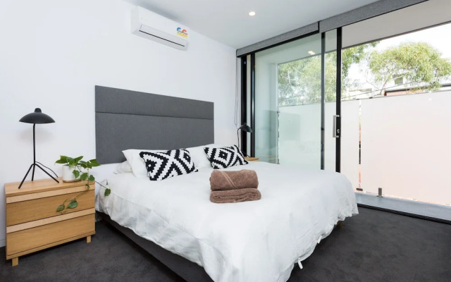LOLA Sophisticated 3 Level Stunner with Private Rooftop