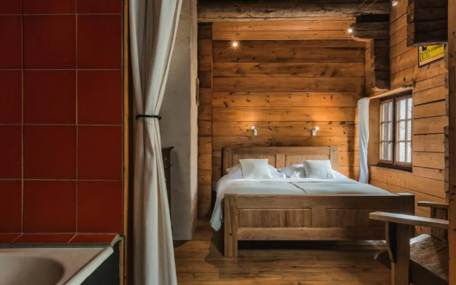 4BR Traditional Chalet BBQ + Fireplace + View