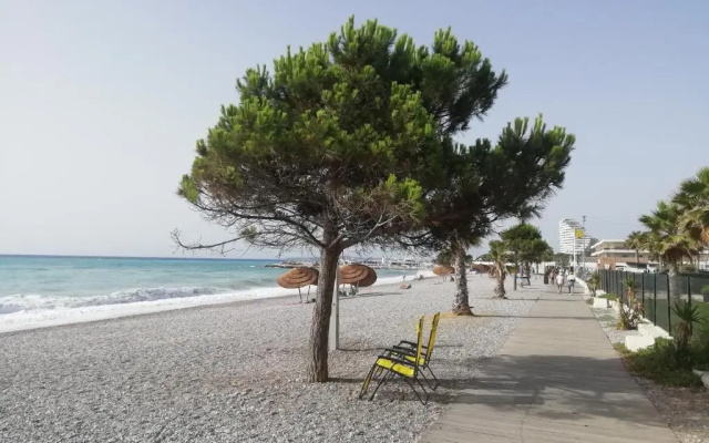 Côte d'Azur joli studio 50m plage, climatisation , parking.