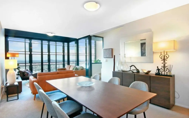 Spacious 3 Bedroom Apartment With City and River Views