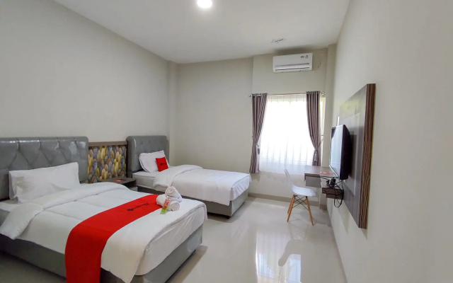 RedDoorz Syariah near GOR Satria Area