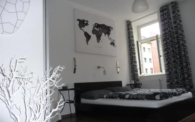 GOOD(wo)MAN'S HOME I