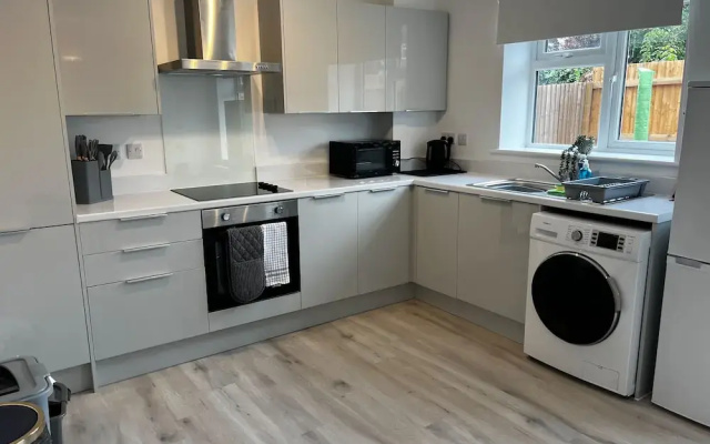 2 Bed Flat - Sleeps 8 - Pets - Garden - Parking