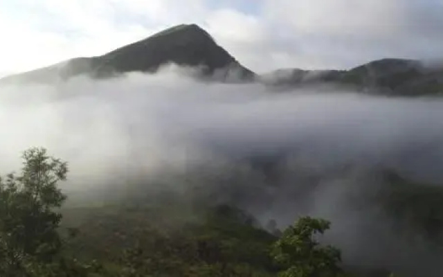 The Kissing Mountains