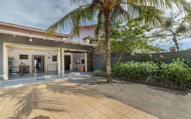 6BR Beachfront Home in Bombinhas Abm0101