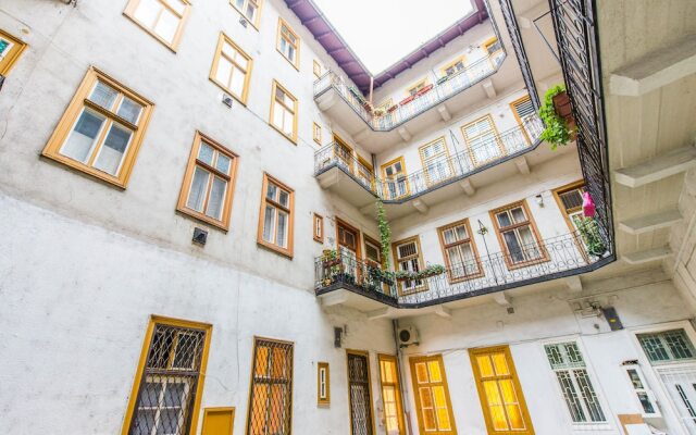 Отель happy home Budapest JOY Будапешт вид на фасад