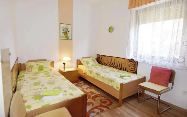Spacious Apartment With Parking