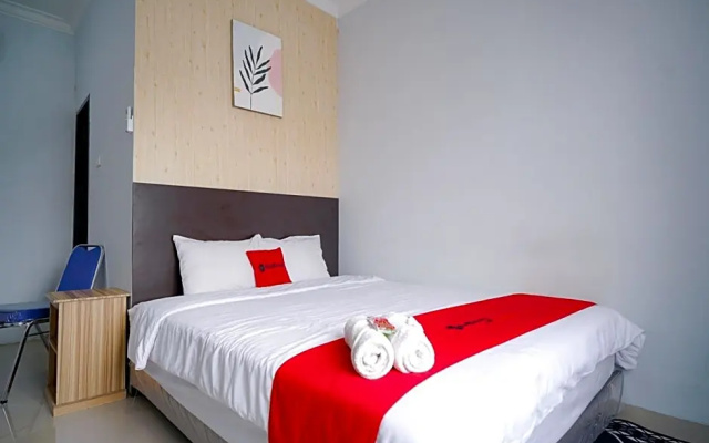 RedDoorz Premium @ Raja Hostel Syariah Lampung