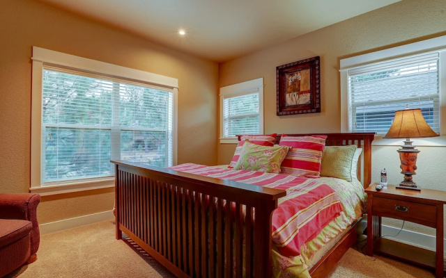Big Pine Home with Hot Tub Close to Deschutes River Trail by RedAwning