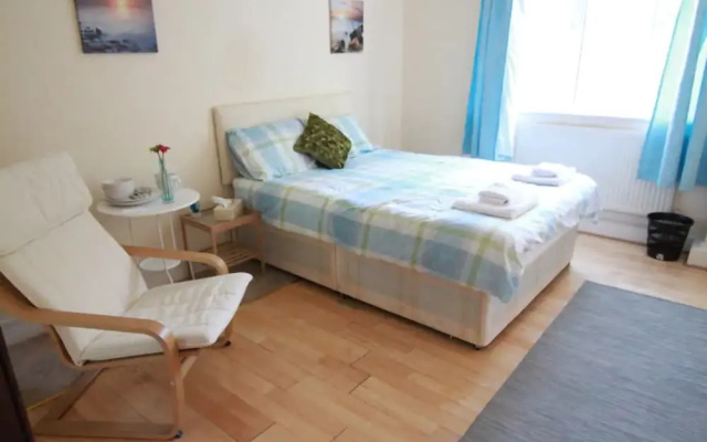 4 Bedroom Apartment in Kilburn With Private Balcony