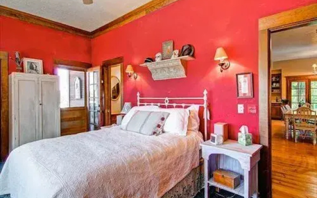 Judy Creek 4 Br home by RedAwning