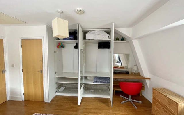 Bright 1 Double bed Apartment Near Cabot Circus
