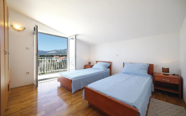 Nice Home in Kastel Luksic With Wifi and 3 Bedrooms