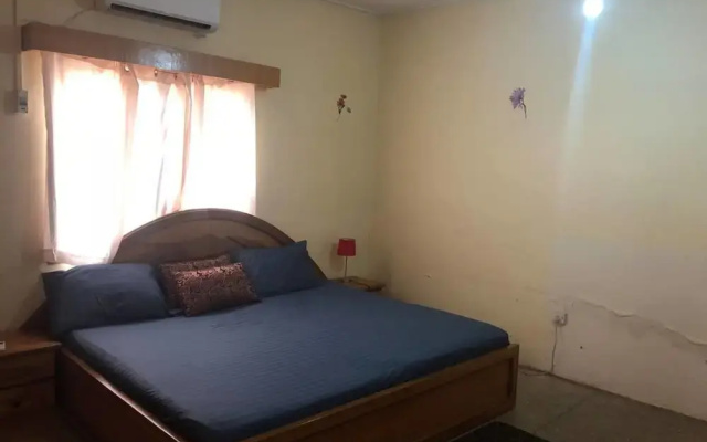 3 Bed House Sleeps 6 - Parking, Wifi, Generator