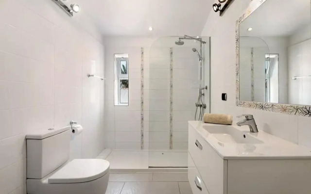 Exceptional 3 Bed Villa Malpas, Sleeps 6, H/pool
