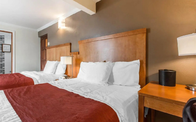 Le Consulat, an Ascend Hotel Collection Member
