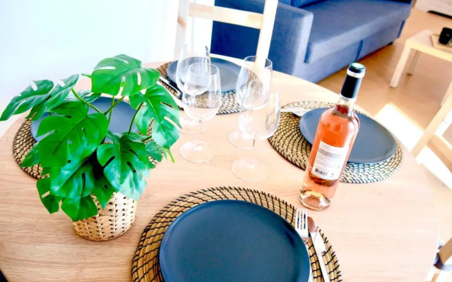 Le Petit Soleil de Corbeil (Adults Only)