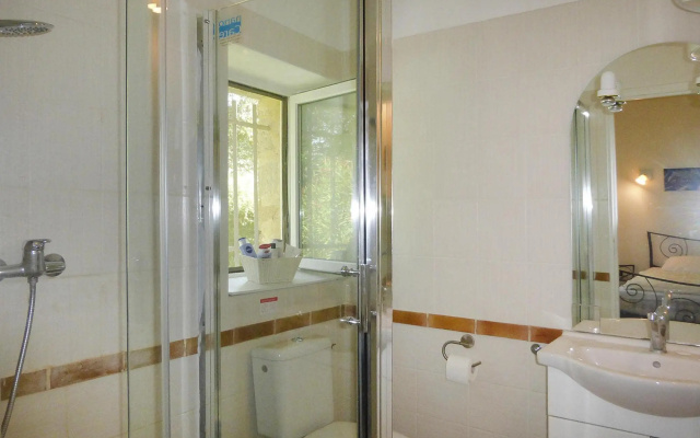 Apartment in Caderousse With Pool