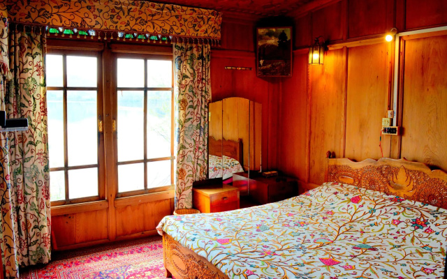 Golden Flower Heritage Houseboat
