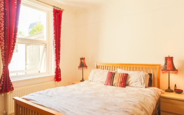 Отель Bright and Spacious 1 Bedroom Flat With Garden Брайтон комната для гостей