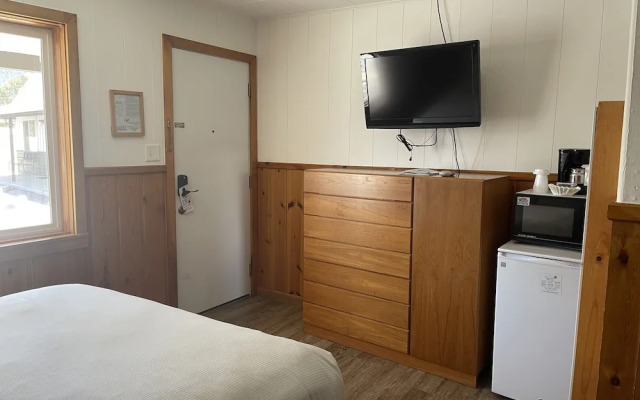 Saddle & Surrey Motel