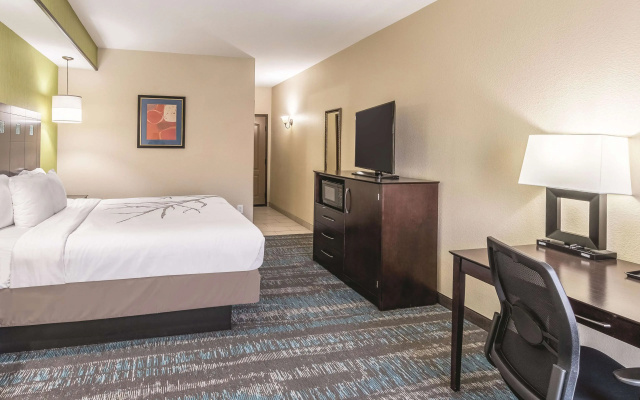 La Quinta Inn & Suites by Wyndham Dallas Grand Prairie South