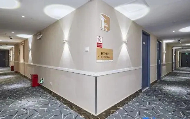 Yibai Liangpin Hotel (Shanghai University)