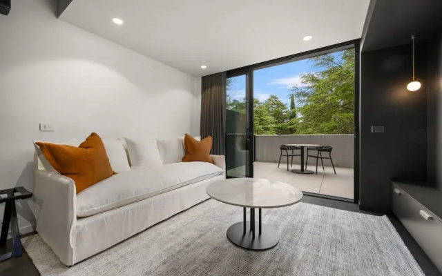 Modern Braddon Studio With Parking