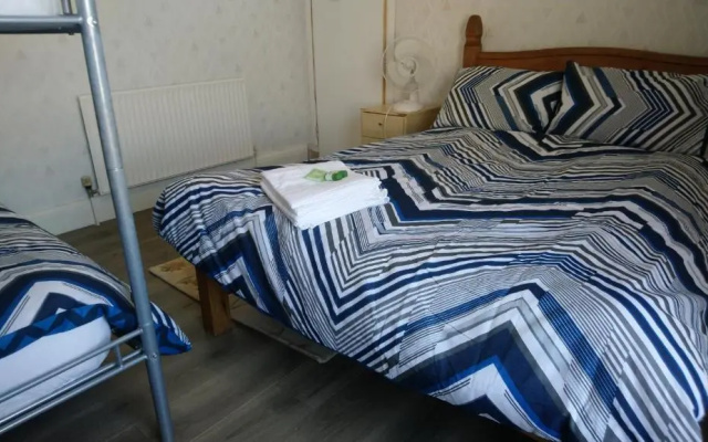 Renovated 4-bed Home, Sleeps 9 With Parking & Spa