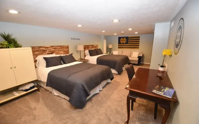 Modern Notre Dame Get Away 1614
