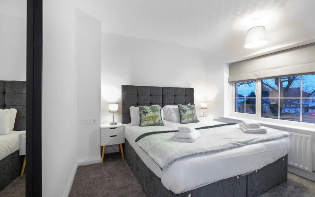 Bright 4 bed 2 bath house near Pinewood