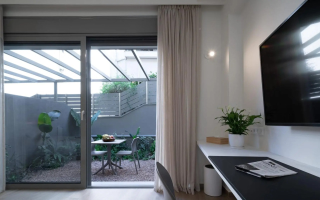 One Bedroom Apartment with Private Garden