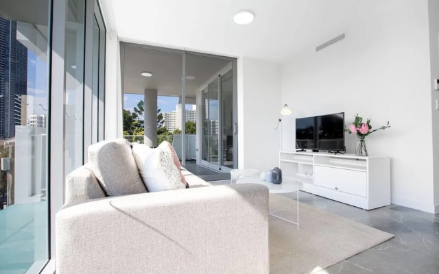 Wow Southport Apartment Near Light Rail Station