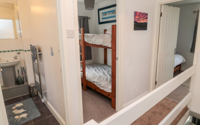 22 Longstone Park