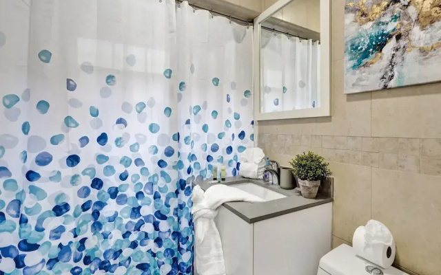 Newly Renovated Apt-unit #1 Close to Beach
