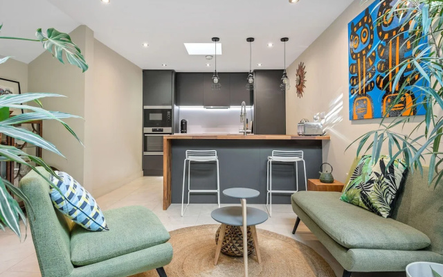Central London 3-bed Apt, Sleeps 6, 3 Mins to Tube
