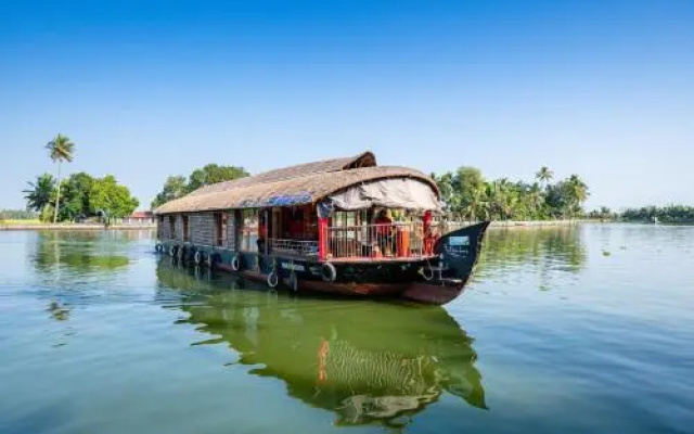 Oyo 28401 Relax In Kerala Diamond Houseboat