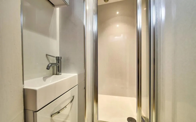 Cool St Stephen Street Apartment: Prime New Town Location