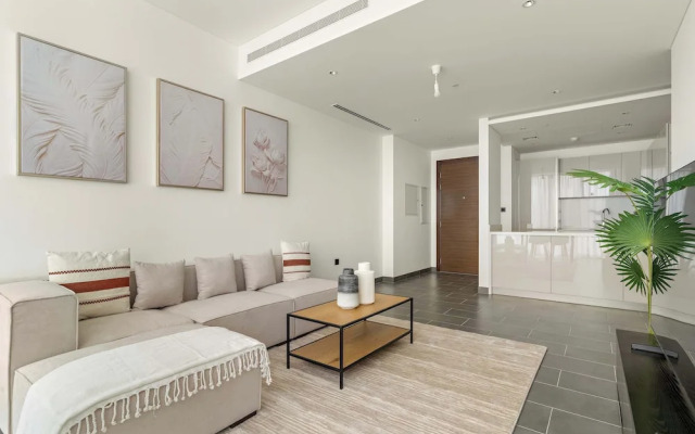Spacious 2BR in The Crest With Pool and gym