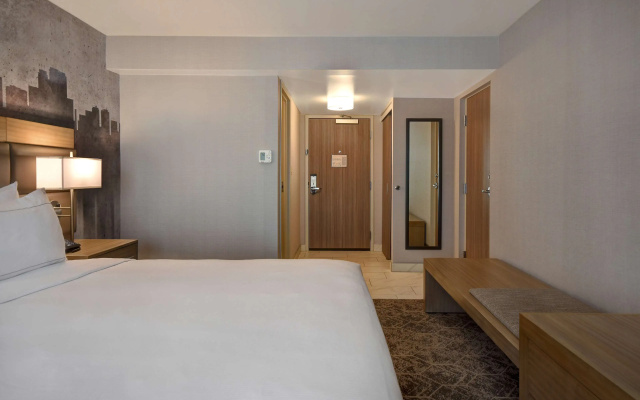 DoubleTree by Hilton St. Louis Airport