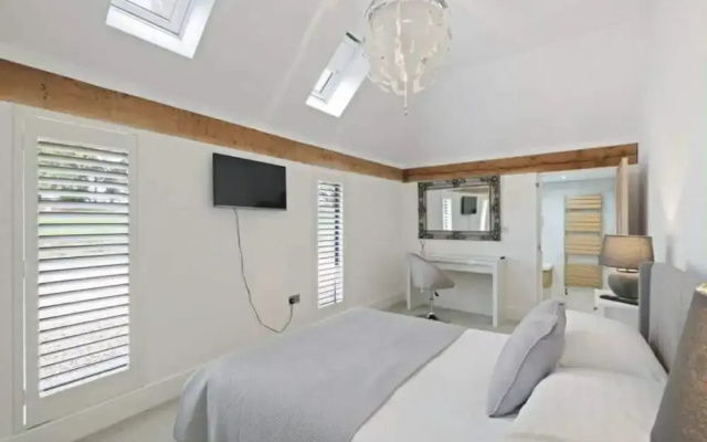 Cedar Barn Getaway, 3 Bed, Sleeps 6, Parking